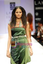 Model walks the ramp for Rehane Show at Lakme Winter fashion week day 4 on 20th Sept 2010 (32).JPG
